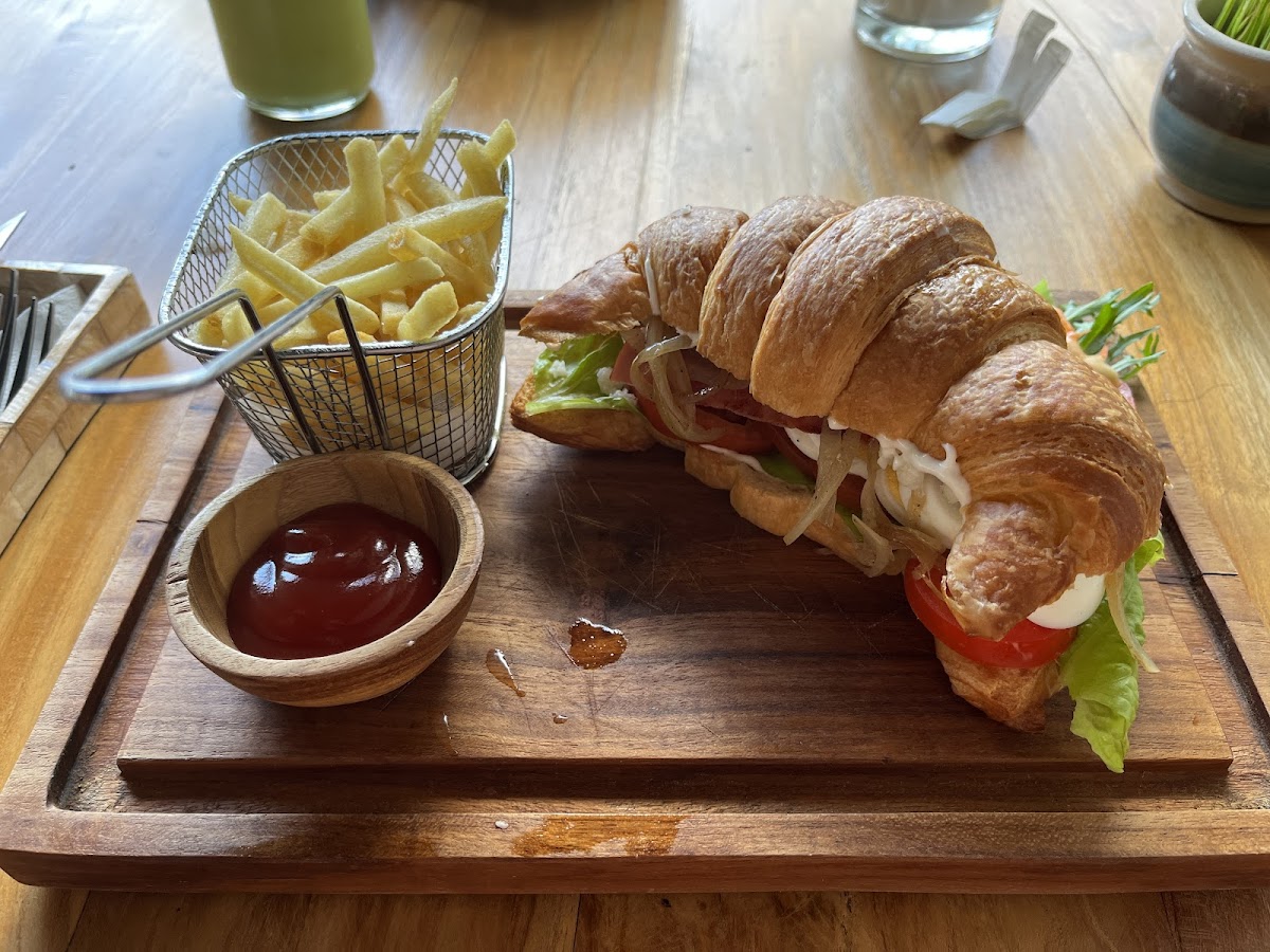 Ayu Bakery Coffee & Eatery