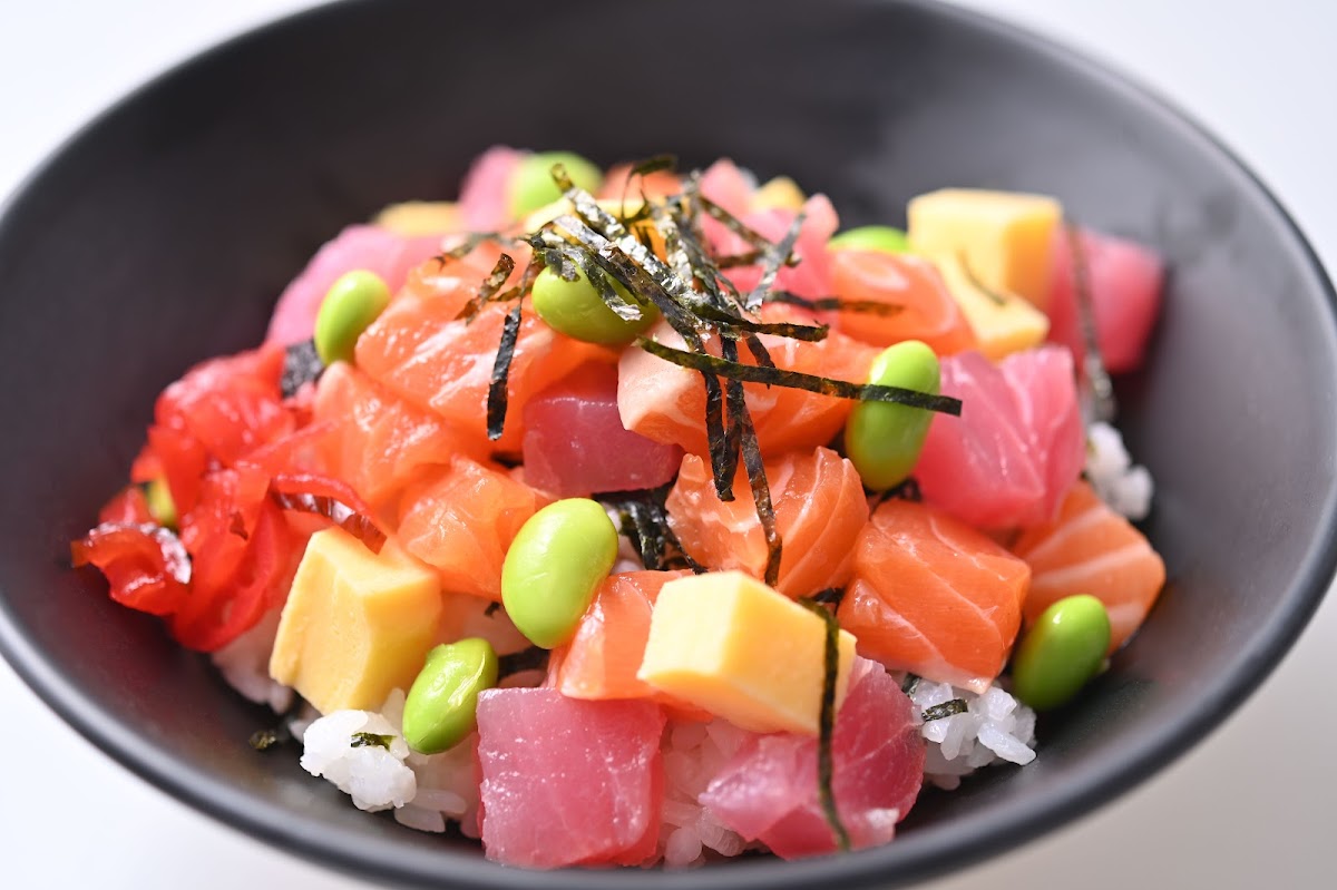 เกาะล้านจานอร่อย Koh larn Jarn-A-Roi & Love Eat