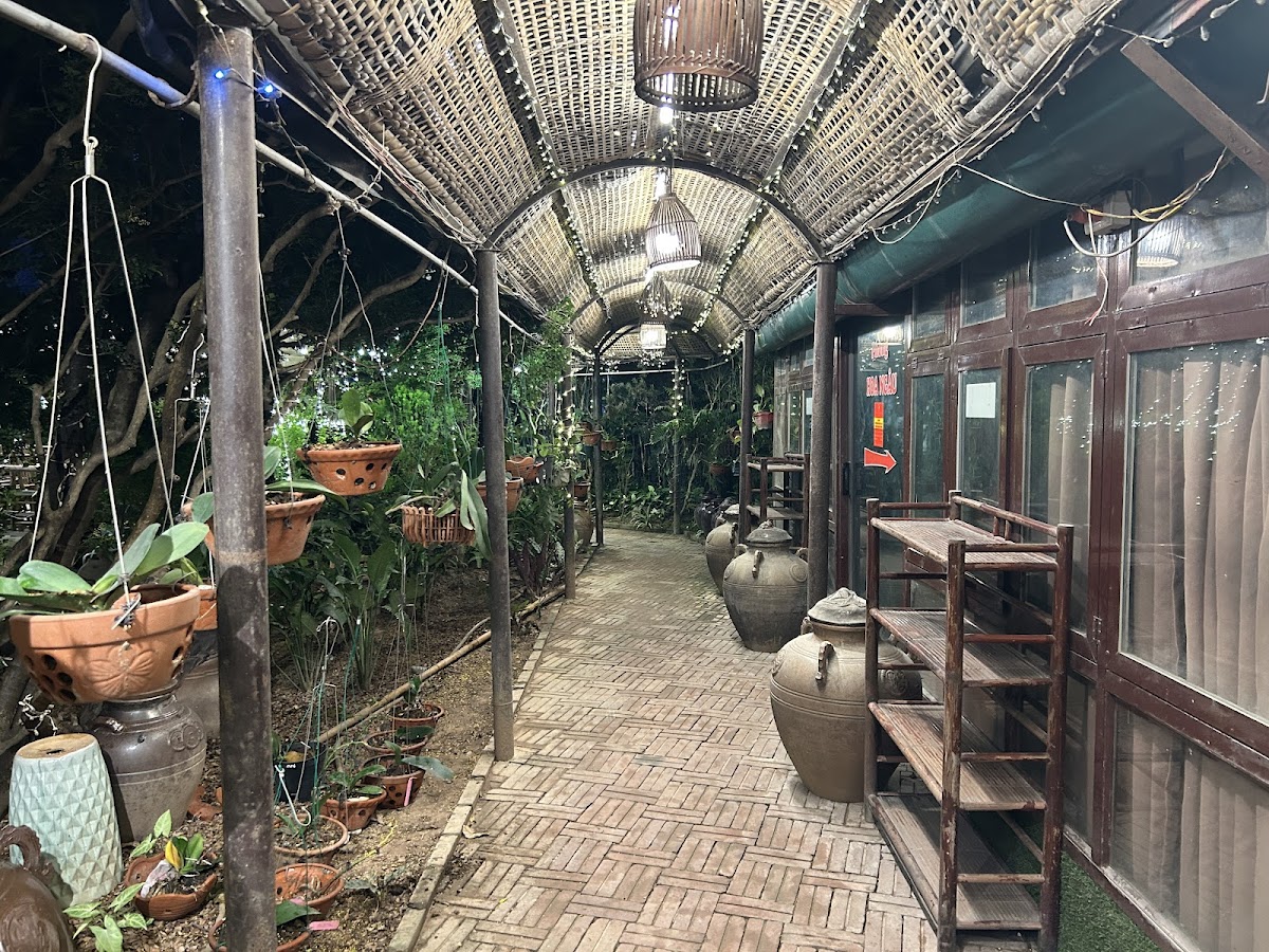 Nhà Sàn Restaurant